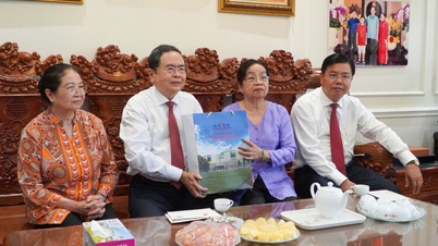 Il presidente dell'Assemblea nazionale, Tran Thanh Man, ha visitato An Giang e ha offerto dei doni alle famiglie che beneficiano di politiche preferenziali.