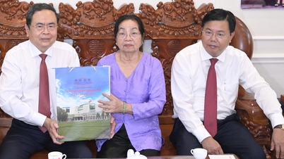 Voorzitter van de Nationale Vergadering Tran Thanh Man bezoekt An Giang en overhandigt er geschenken.