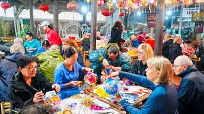 À Hoi An, les touristes internationaux fabriquent leurs propres lanternes.