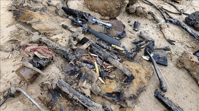 Le autorità stanno recuperando un oggetto simile al relitto di un carro armato, riemerso al largo della costa di Quy Nhon.