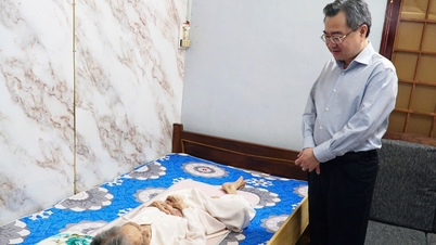 Ông Nguyễn Thanh Nghị thăm, tặng quà gia đình chính sách, công nhân khó khăn ở Quảng Ngãi