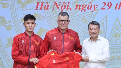レ・ミン・フン首相はU-17男子サッカーチームと面会し、祝意を述べた。