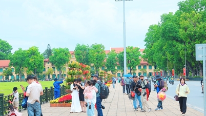 צעירים "נכנסו" בהתלהבות באזור המאוזוליאום של הו צ'י מין ב-30 באפריל.