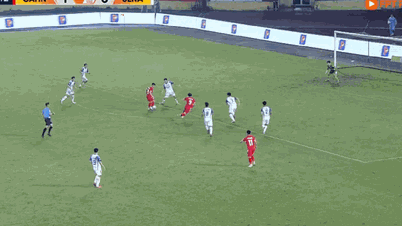 Quang Hai dan Dinh Bac bermain dengan lebih baik, Encik Polking sangat gembira; Jurulatih Kim lebih gembira lagi.