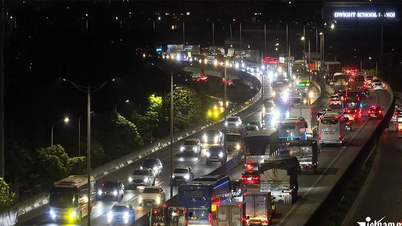 À meia-noite, pessoas que retornavam às suas cidades natais para evitar engarrafamentos causaram um congestionamento severo na entrada sul de Hanói.