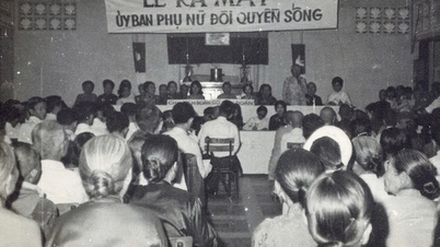 "The golden lotus in the red flames" of Saigon