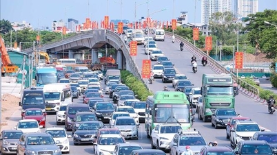 People flocked out of Hanoi on the first day of the April 30th - May 1st holiday.