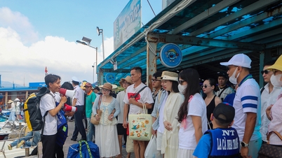 Pelancong berpusu-pusu ke Teluk Nha Trang, dan Teluk Ha Long juga penuh sesak pada hari pertama percutian.