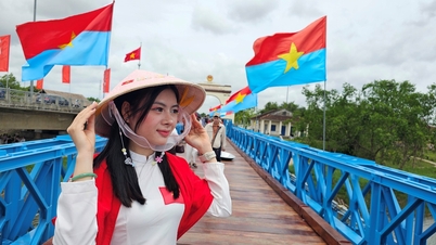 Am Tag der nationalen Wiedervereinigung an dem Ort, wo Nord- und Südvietnam 21 lange Jahre geteilt gewesen waren, flossen Tränen.