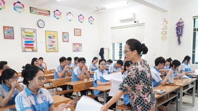 Em Nghe An, os alunos avaliam suas habilidades por meio de simulados de provas de admissão para o 10º ano.