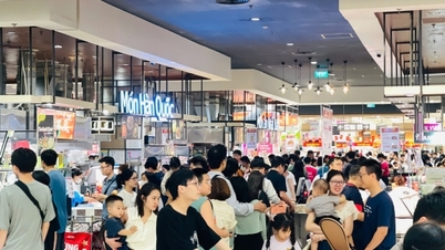 Orang ramai berpusu-pusu ke pusat membeli-belah semasa cuti umum 30 April - 1 Mei.