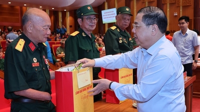 Permanent vicepremier Pham Gia Tuc bezoekt verdienstelijke personen, werknemers en arbeiders in de provincie Quang Ninh en overhandigt hen geschenken.