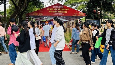 ປະຊາຊົນຫຼາຍພັນຄົນໄດ້ຫຼັ່ງໄຫຼໄປທີ່ອະນຸສອນສະຖານແຫ່ງຊາດ ໂກທັບ ເພື່ອເຂົ້າຮ່ວມງານບຸນ ວີອາບາ.