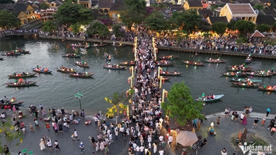 Hoi An est bondée le soir, les touristes se frayant un chemin à travers la vieille ville.