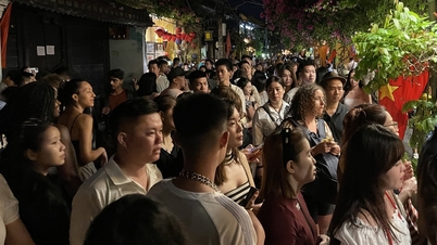 W pierwszy dzień i noc święta 30 kwietnia w Da Nang i Hoi An panowały niewiarygodne tłumy.