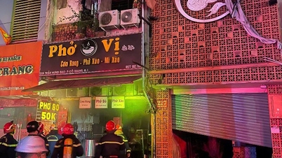 Les autorités ont rapidement secouru quatre personnes piégées dans un incendie au cœur d'Hô Chi Minh-Ville.
