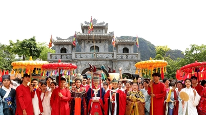Ninh Binh: 500 people parade in traditional costumes at "Dong A Khai Hoan 2026"