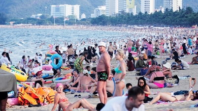 A Nha Trang strand tele van helyiekkel és turistákkal, akik enyhülést keresnek a hőség elől, és a tengerparti éttermek is virágoznak.