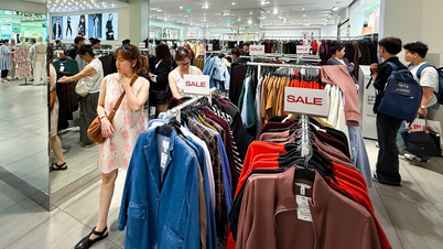 During the April 30th holiday: people in Ho Chi Minh City avoid traveling far, instead spending their money at shopping malls to "hunt for sales".