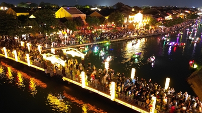La vieille ville de Hoi An et la plage de Ninh Binh sont bondées de touristes jour et nuit.