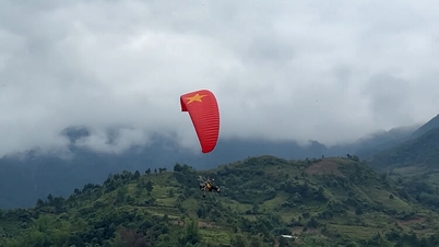 Sobrevoando a cachoeira Tú Lệ durante a estação chuvosa.