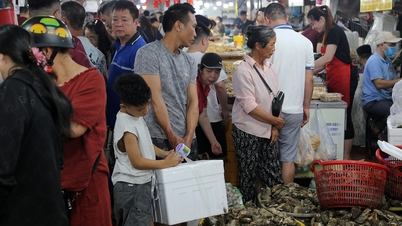 Ha Long piacai kora reggeltől zsúfolásig tele vannak, a turisták lökdösődnek, hogy szuvenírként tengeri herkentyűket vásárolhassanak.