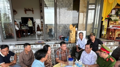 Pemimpin komune Thang Dien melawat keluarga dua mangsa kebakaran kereta di stesen minyak itu.