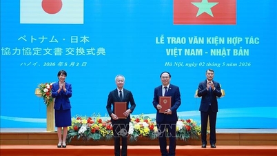 Thủ tướng Lê Minh Hưng và Thủ tướng Nhật Bản chứng kiến trao các văn kiện hợp tác