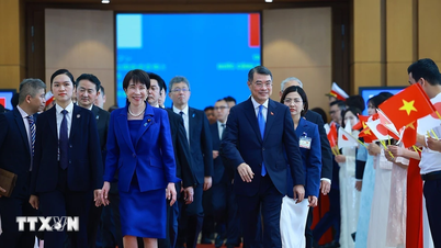 Perdana Menteri Le Minh Hung dan Perdana Menteri Jepang Takaichi Sanae bertemu dengan awak media.