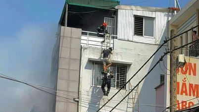 Incendie d'une maison près du pont de Thu Thiem : la police utilise une échelle pour secourir un homme de 82 ans.