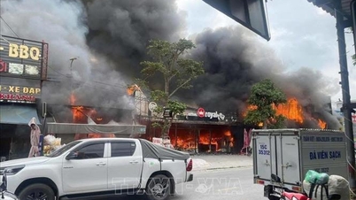 Hai Phong : Un important incendie dans le quartier d'An Phong détruit cinq magasins.