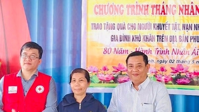 Offrir des dons caritatifs et fournir une aide pour les réparations de maisons aux ménages défavorisés du quartier de Hoa Khanh.