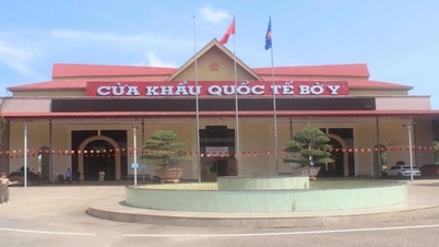 Tourists are eager to "check-in" at the Indochina Tripoint.