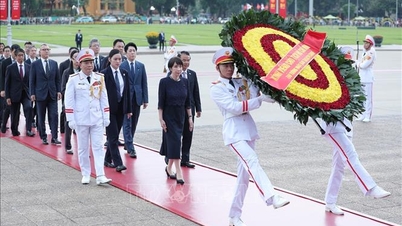 Perdana Menteri Jepang meletakkan karangan bunga di Monumen Presiden Ho Chi Minh dan Para Martir.