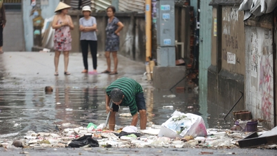 Hujan di awal musim menyebabkan banjir di pasar Thu Duc; Pemerintah Kota Ho Chi Minh akan menyelesaikan masalah ini sepenuhnya.