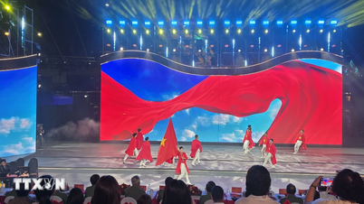 Gala artystyczna „Pokojowa Ojczyzna” rozświetliła rzekę Han.