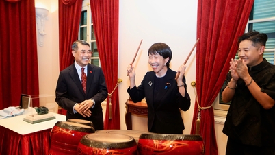Perdana Menteri Jepang berkesempatan memainkan gendang tradisional Vietnam.