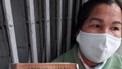 O Hoa está leyendo un libro.