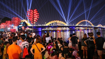 Crowds flocked to the Dragon Bridge in Da Nang to watch the most spectacular show of the April 30th holiday.