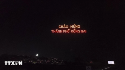 400 hell erleuchtete Drohnen begrüßen die Stadt Dong Nai.