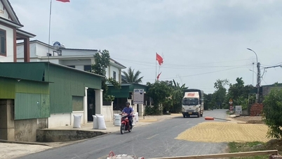 Faire sécher le riz sur la route représente un risque d'accident de la circulation.