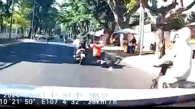 Medan mannen körde motorcykel träffades han i huvudet och föll till marken.