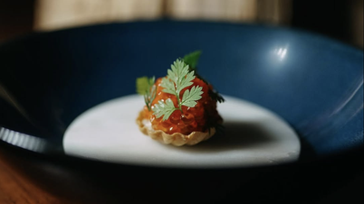 Ein vietnamesischer Koch verwandelt grüne Bananen und Garnelenpaste in ein Haute-Couture-Gericht und erhält dafür Michelin-Sterne.