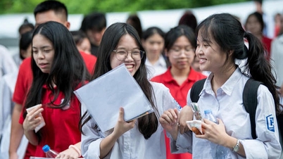 K maturitní zkoušce se zaregistrovalo přes 1,2 milionu studentů a procento studentů osvobozených od zkoušky z cizích jazyků prudce kleslo.