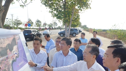 Yüksek Halk Mahkemesi Başyargıcı Nguyen Van Quang, Lam Dong eyaletindeki önemli kıyı geliştirme projelerini inceliyor.