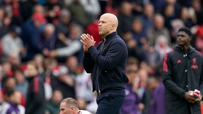 Etter tapet mot Man United kritiserte manager Arne Slot dommeren.