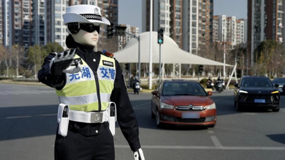 Çin'de yapay zekâ robotları trafik polisi görevi görmek üzere sokaklara çıkıyor.