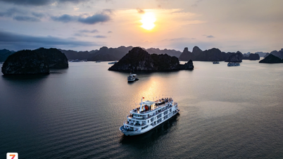 Spectaculaire zonsondergangen en zonsopgangen vanaf een cruiseschip in Ha Long Bay.
