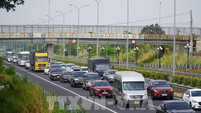As autoridades resgataram prontamente 21 pessoas envolvidas em um acidente entre um ônibus de passageiros e um caminhão-baú na rodovia.