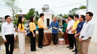 Para pemimpin Komite Front Tanah Air Provinsi mengunjungi dan memberikan bantuan kepada rumah tangga yang terkena dampak badai dan angin kencang.